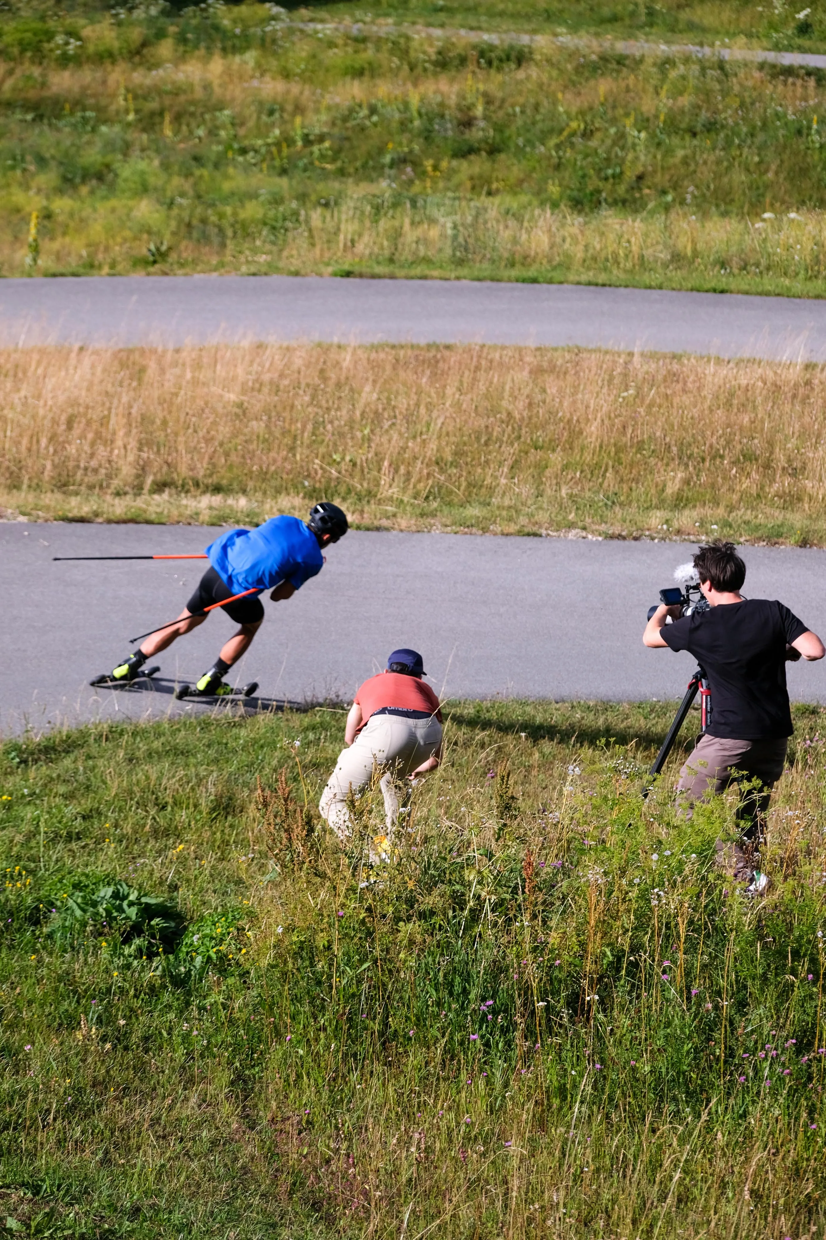 Athletinnen und Athleten bei Dreharbeiten für die IBU Dokuserie